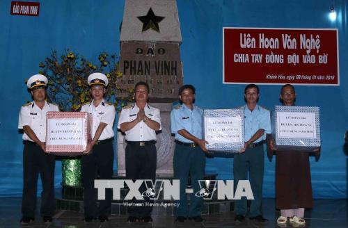 Đoàn công tác tàu Quân y 561 thăm, tặng quà tại đảo Phan Vinh và Tốc Tan ảnh 8